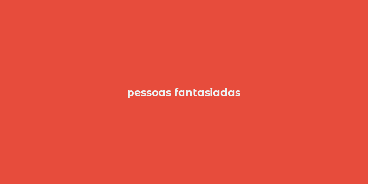 pessoas fantasiadas