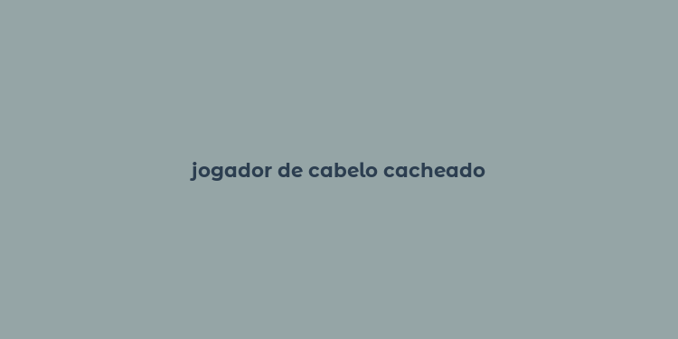 jogador de cabelo cacheado